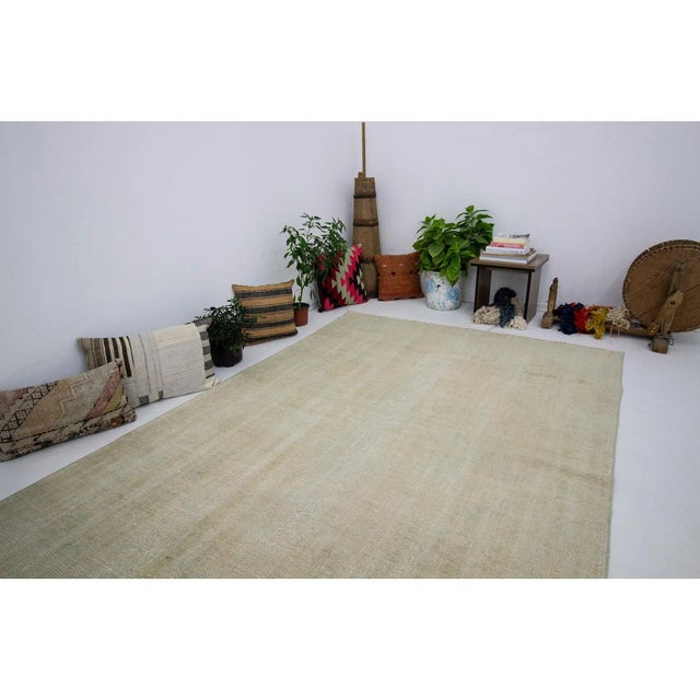 1960s Vintage Washed Out Modern Rug- 5′7″ × 8′5″ For Sale In Los Angeles - Image 6 of 7