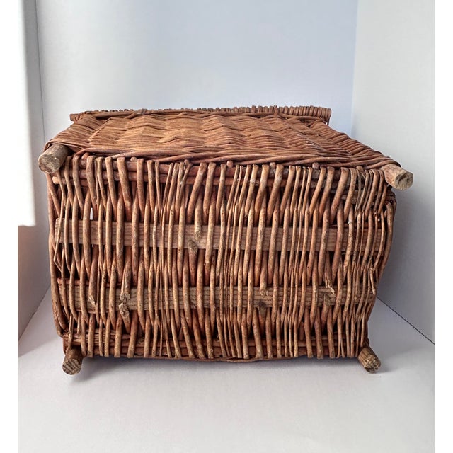 Vintage English Wicker Lidded Storage Basket Side Table For Sale In Los Angeles - Image 6 of 8