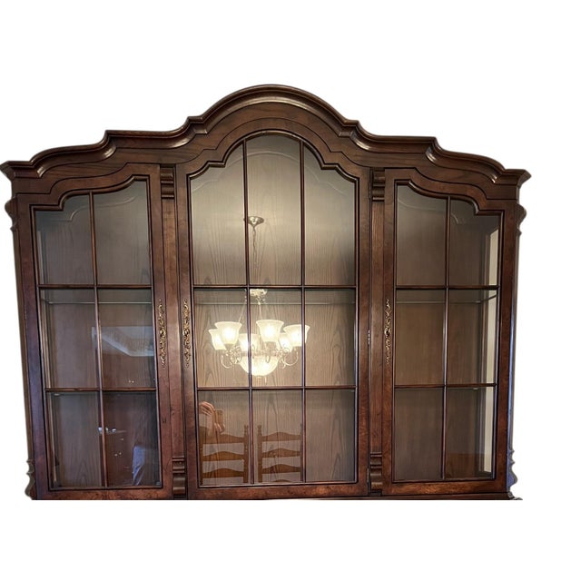 1980s Henredon Four Centuries Louis XV Breakfront China Cabinet Hutch Burlwood Bombe For Sale - Image 9 of 14