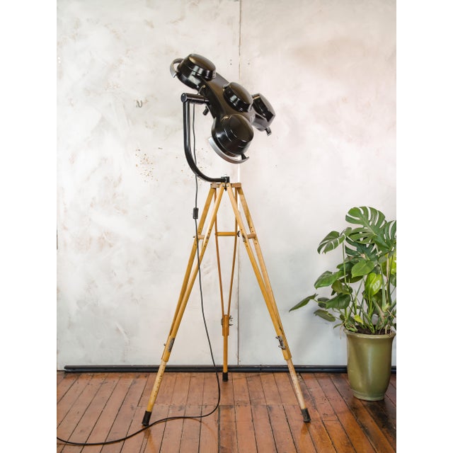 1990s 2004 Four-Lens Shadowless Surgical Lamp on Army Crutch Tripod from Heraeus Hanaulux, 1990s For Sale - Image 5 of 18
