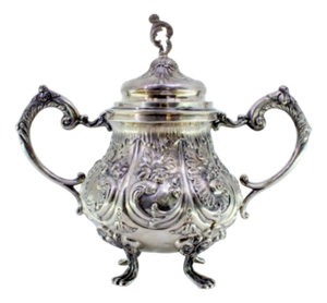 Sugar Bowl in Embossed Silver with Floral Motifs, Acanthus Leaves and Claw-Shaped Feet
