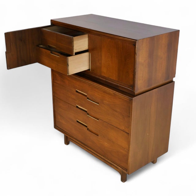 1960s Cavalier Corporation Vintage MCM Highboy Dresser C. 1960s For Sale - Image 5 of 9