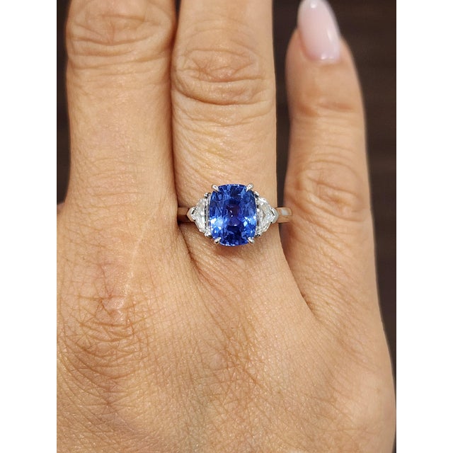 Modern 3.50 Ct Gia Certified Sapphire & Diamond Ring, Size 6.5 For Sale - Image 3 of 11