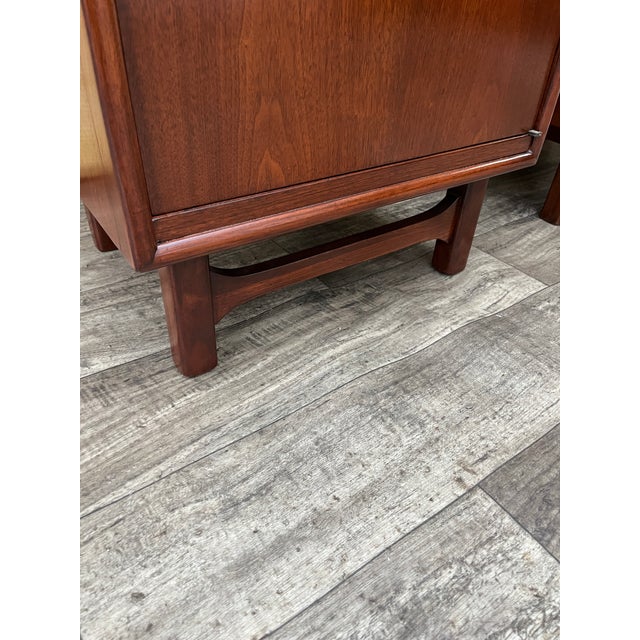 A Pair of Refinished Mid Century Modern Nightstands by Cavalier Furniture. Circa 1960s. For Sale - Image 12 of 18