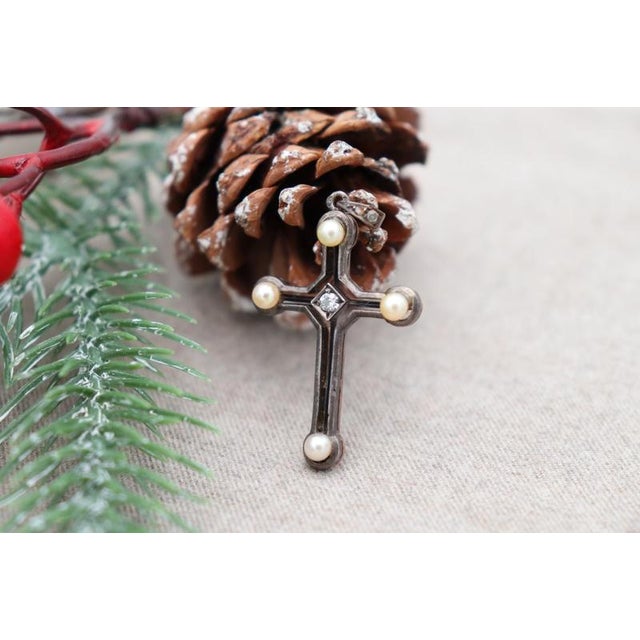 Gold Cross Pendant with Paw Print and Diamonds, 19th Century, in Worn conditions. Designed 1890 to 1919