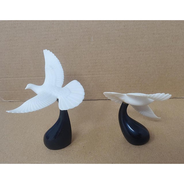 Vintage - Pair of John Perry Seagulls in Flight Figurines - Black Base - White Matte Pellucida For Sale - Image 14 of 15