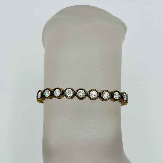 Gorgeous 8.91 ct. HI VVS-SI white diamond rounds. Total of 28 stones, each one is 0.30 ct. Handmade in 18k yellow gold and...