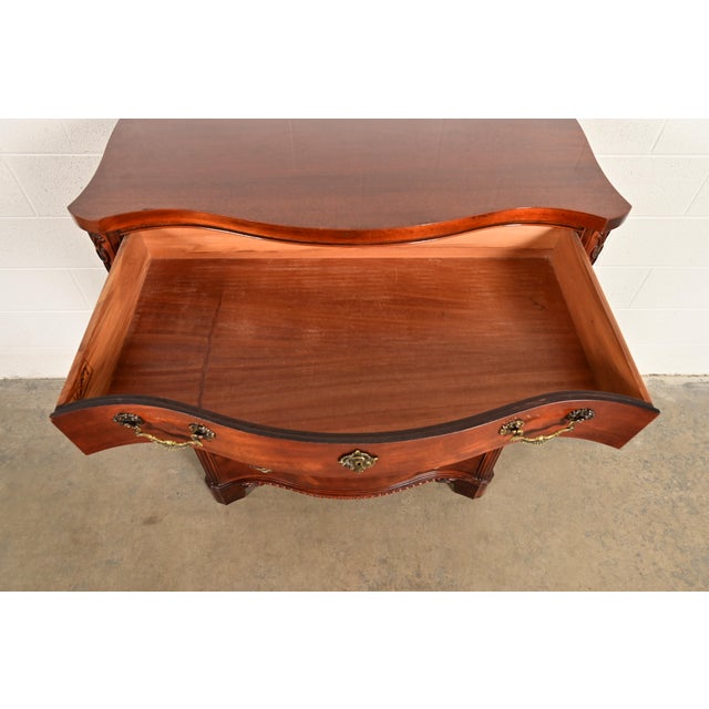 Wood Century Furniture Georgian Carved Flame Mahogany Serpentine Front Five-Drawer Highboy Dresser | Circa 1950s For Sale - Image 7 of 15