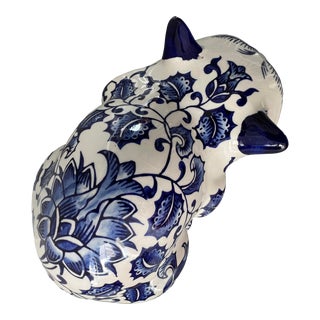 Blue and White Chinoiserie Cat For Sale