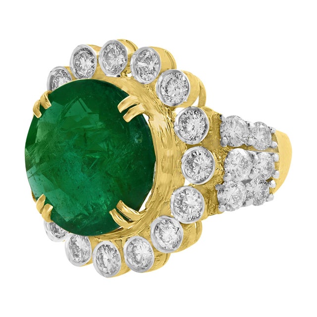 9.8 Carat Round Colombian Emerald and Diamond 18 Karat Gold Ring, Estate For Sale - Image 15 of 18