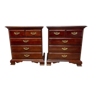 Vintage Thomasville Traditional American Style Mahogany Nightstands - Pair For Sale