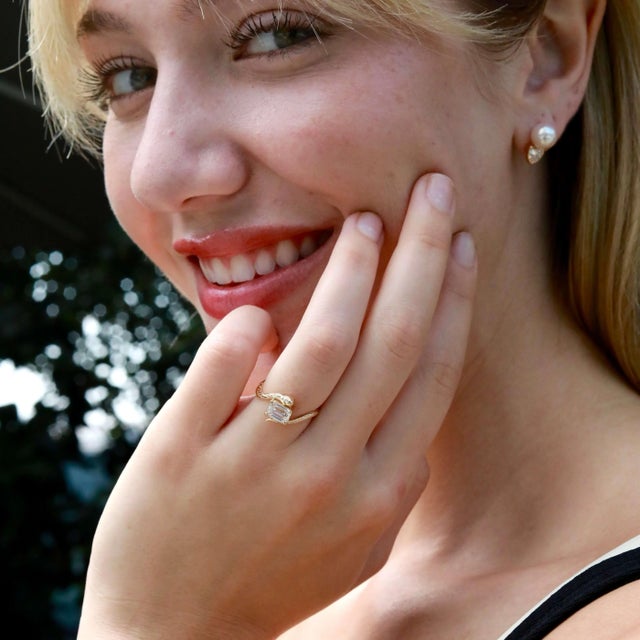 Metal Kai Snake Protection 2ct Emerald-Cut Lab-Grown Diamond East-West Ring in 14k Gold (All Sizes Available) For Sale - Image 7 of 9