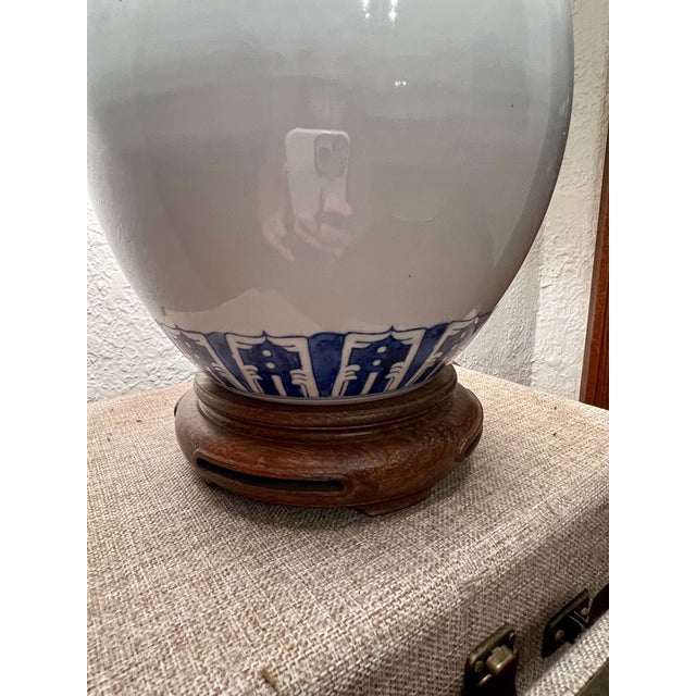Maitland - Smith 1981 Maitland-Smith Blue & White Porcelain Table Lamp – 24” – Authenticated For Sale - Image 4 of 5
