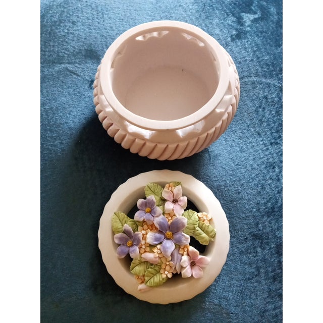 1960s Exquisite Handcast Carrara Marble Floral Lidded Trinket Box Made in Italy For Sale In Dallas - Image 6 of 6