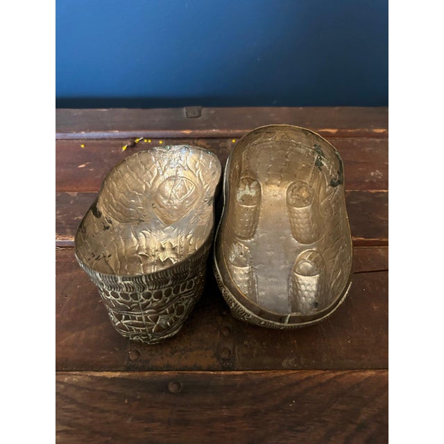 Mid 20th Century Antique Chinese Brass Foo Dog Guardian Lion Trinket Box – Lidded Keepsake Box, 5.5" For Sale - Image 5 of 5