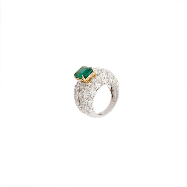 Contemporary Natural Zambian Emerald 3.54cts & Diamond 5.65cts Ring in 18k Gold For Sale - Image 3 of 18