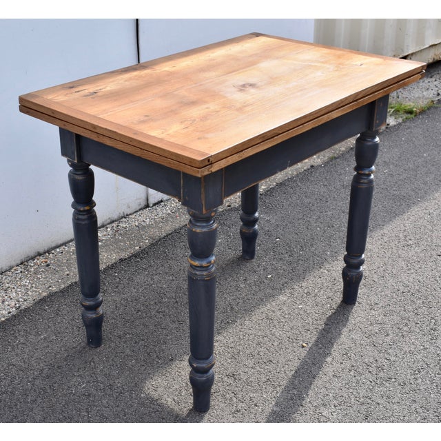 Pine Turned Leg Swivel-Top Table For Sale - Image 4 of 9