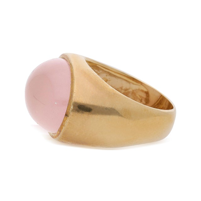 1990s 16 Carat Oval Pink Quartz Cabochon 14k Yellow Gold Vintage Dome Bold Signet Ring, Size 7 For Sale - Image 5 of 6