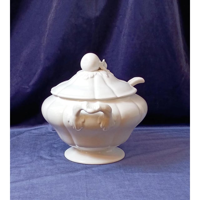 1960s Bordallo Pinheiro White Pear Soup Tureen 3 Piece Set With Ladle and Lid Portugese Majolica For Sale - Image 13 of 16