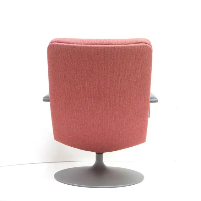 Artifort Model F142 Lounge Chair in Pink Upholstery by Geoffrey Harcourt for Artifort, 1970s For Sale - Image 4 of 8