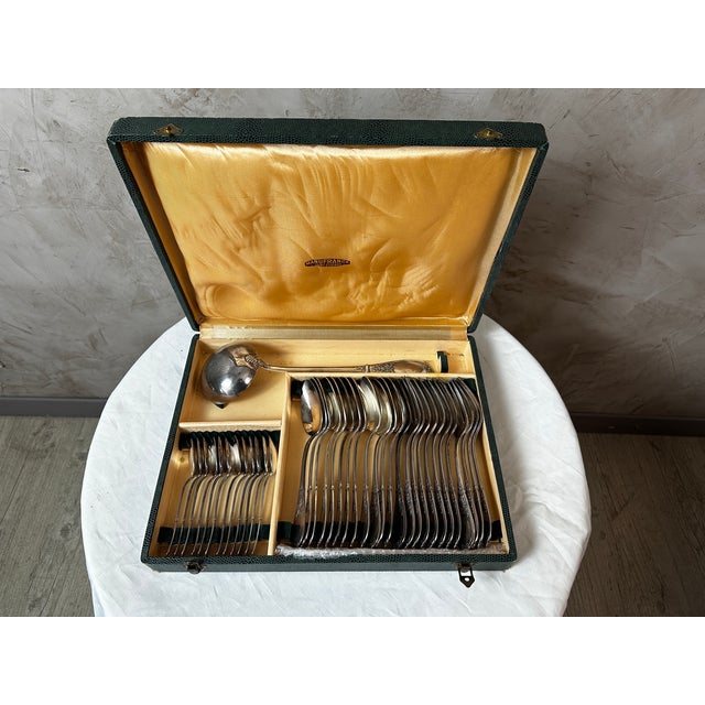 Manue France Silver-Plated Flatware Set – 37 Pieces An elegant silver-plated flatware set by Manue France, presented in...