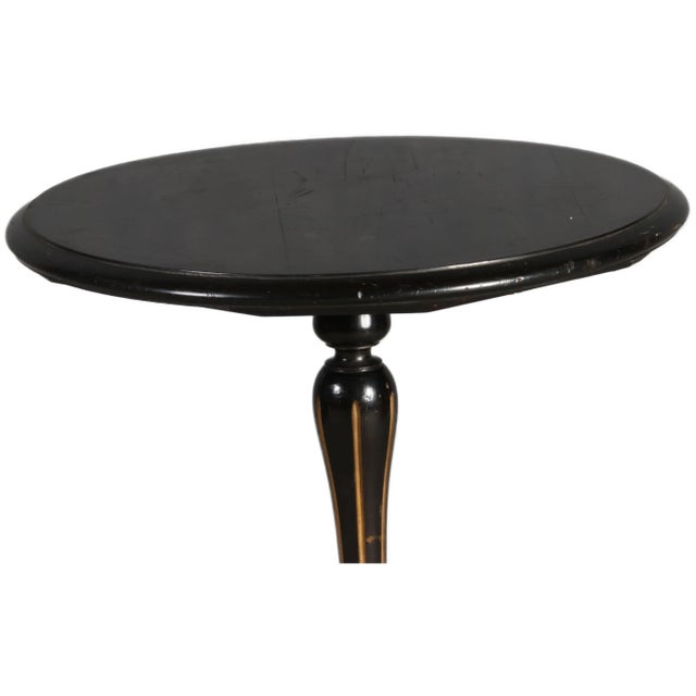 Small Antique Flower Side Table, 19th Century, in Good conditions. Designed before 1890