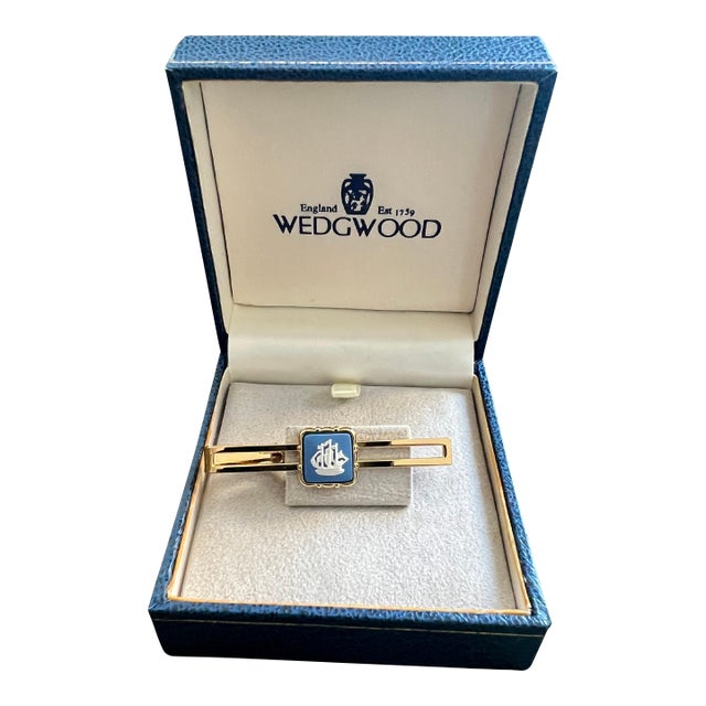 Vintage Royal British “Wedgwood” Jasper ware Gold Plate Tie Clip Circa 1980 For Sale
