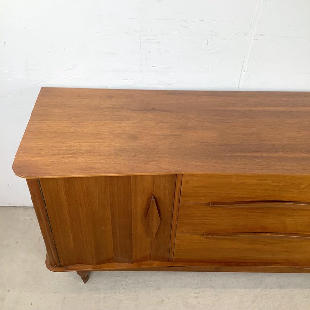 United Furniture Corporation Vintage Mid-Century Modern Walnut Dresser With Sculpted Wood Pulls and Mirror For Sale - Image 4 of 12