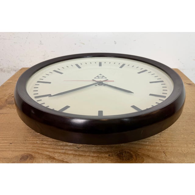 Industrial Bakelite Factory Wall Clock from Pragotron, 1970s For Sale - Image 15 of 18