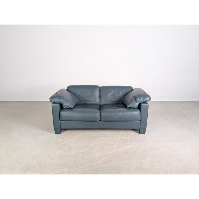 Two beautiful two-seater sofas from the renowned Swiss manufacturer de Sede. The model is the well-known DS 17. : Good...