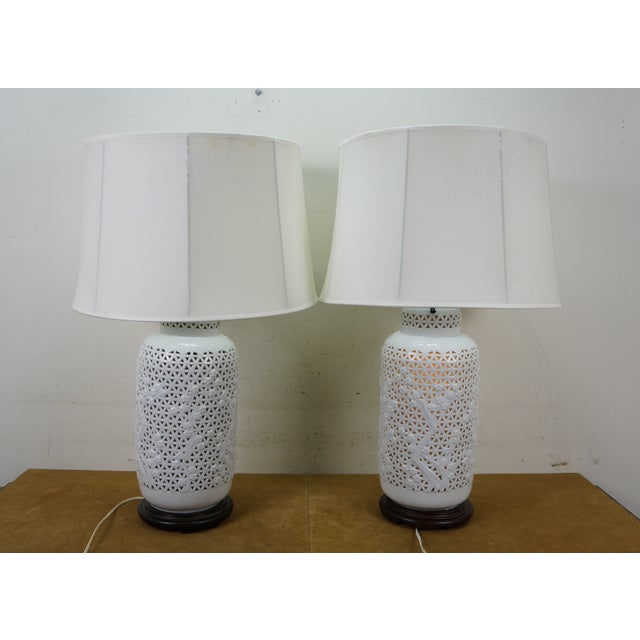 Set of 2 Vintage Kabuki Blanc De Chine Reticulated Japanese Porcelain Cherry Blossoms Lamps For Sale - Image 4 of 14