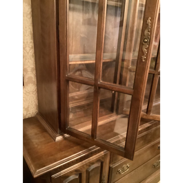 Ethan Allen Vintage 1970’s Ethan Allen Lighted Maple China Cabinet/Hutch With Adjustable Glass Shelves For Sale - Image 4 of 11