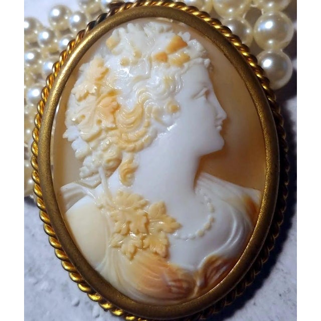 An elegant Victorian hand-carved cameo brooch, dating from the late 19th to the early 20th century, featuring a...