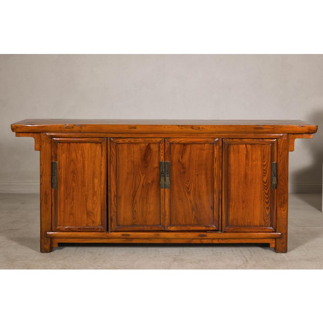 Early 20th Century Qing Dynasty Elm Sideboard in Honey Lacquer with Four Doors and Brass Hardware For Sale - Image 5 of 12