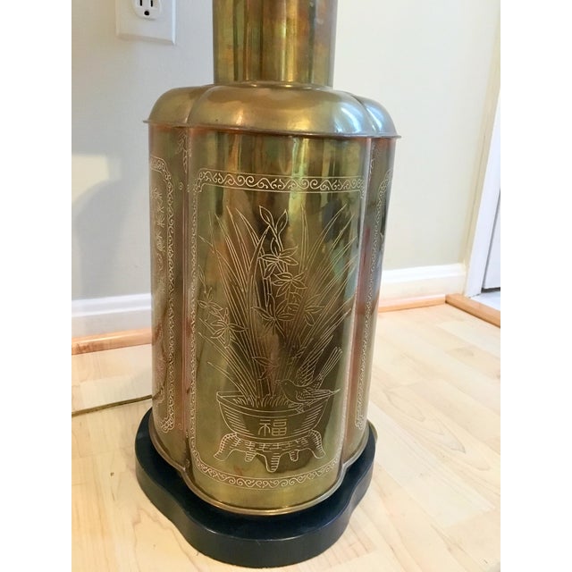 1960s 1960s Hollywood Regency Etched Brass Urn Table Lamp and String Lampshade For Sale - Image 5 of 11