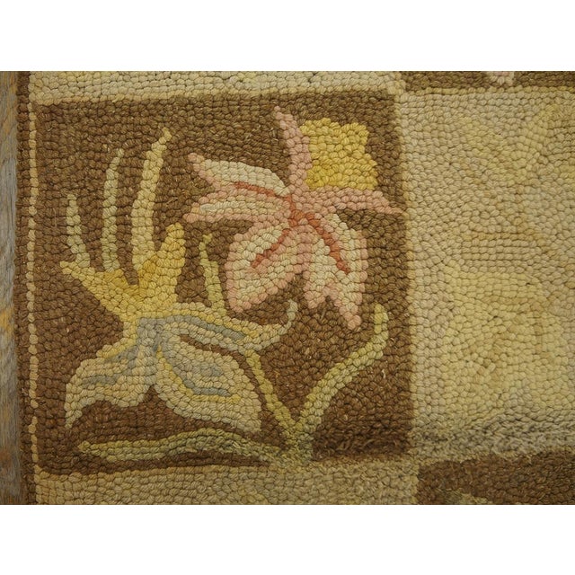 1950s Tan Ecru Floral Folk Art Vintage American Hooked Rug 2'4" X 20'5" Handknotted Wool Carpet For Sale In New York - Image 6 of 12