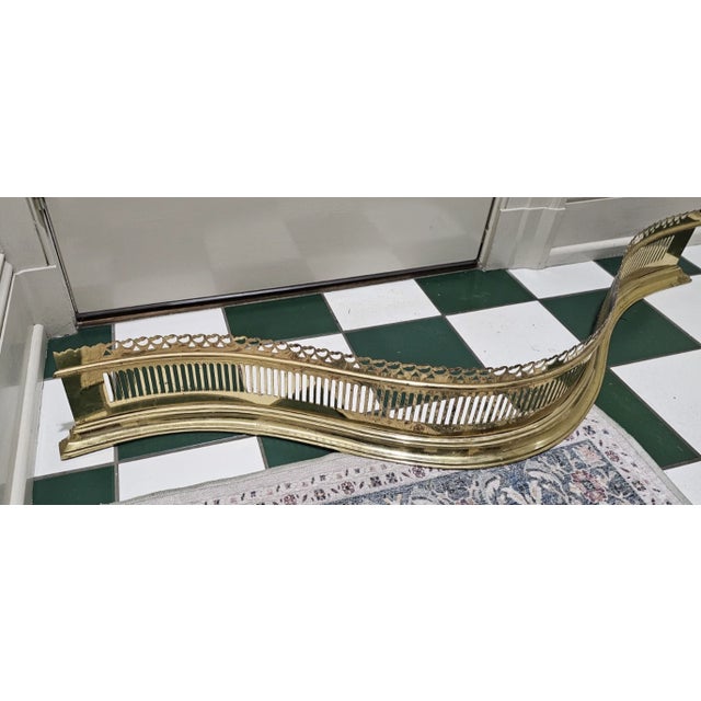 Virginia Metalcrafters Late 20th Century Virginia Metalcrafters Colonial Williamsburg Brass Serpentine Fender Cw 102 For Sale - Image 4 of 11