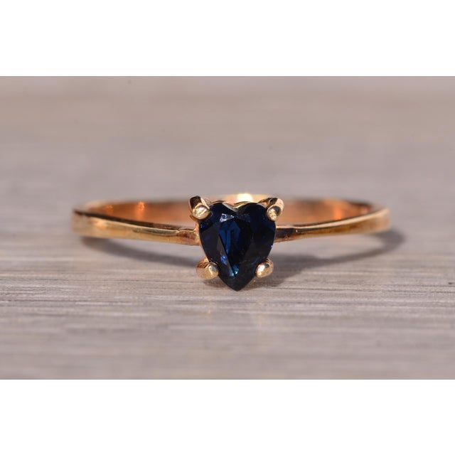 The Titanic: Natural Blue Heart Shaped Sapphire Ring in Yellow Gold For Sale - Image 4 of 11