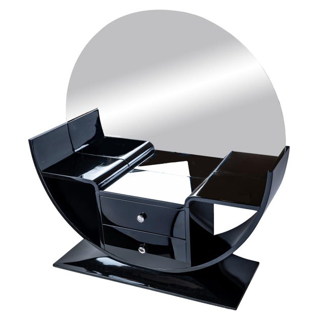 Elegantly rounded wooden body in high-gloss black piano lacquer, with a black glass shelf in the center, a glass mirror,...