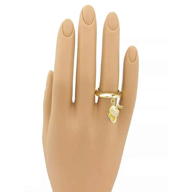 This authentic Pasquale Bruni piece is finely crafted from solid 18k yellow gold. It features a beautiful little boat...