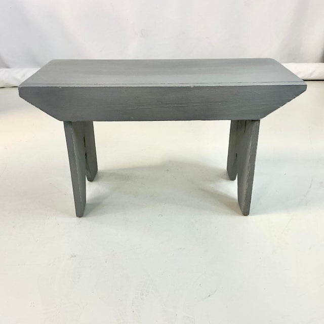 1950s Vintage Folk Art Americana Arts & Crafts Pine Bench. For Sale - Image 10 of 14