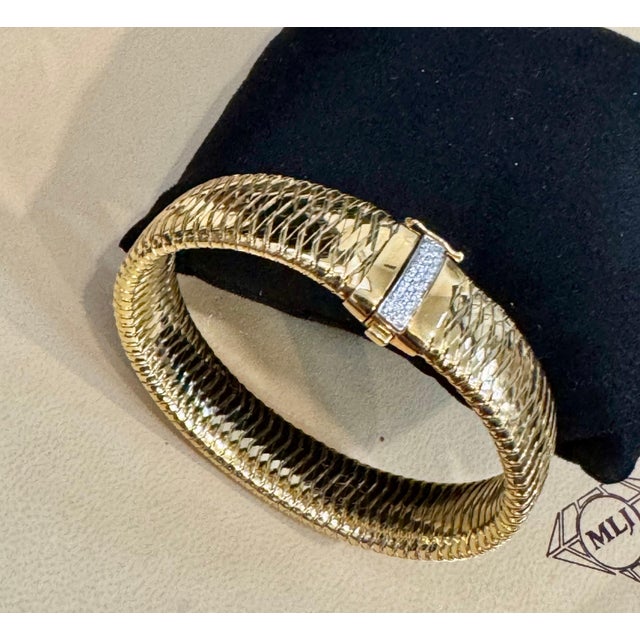 Roberto Coin Diamond Bangle Woven Bracelet 18 Karat Yellow Gold Estate, Medium For Sale - Image 12 of 18