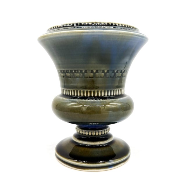 Ceramic 1950s Wade Pottery Ireland Blue Pedestal Shamrock Vase, Irish Porcelain Urn - Neoclassical / Traditional / English Country For Sale - Image 7 of 15