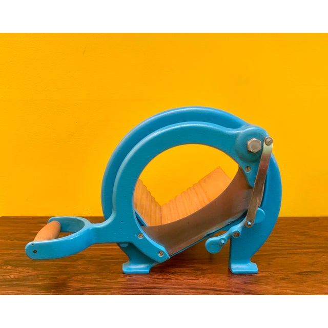 Danish vintage/retro bread cutter from the 1970-80s. Designed by the famous Ove Larsen, , which measures approx. 25 cm in...