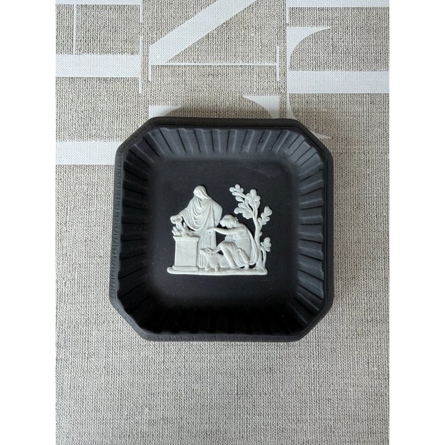 Neoclassical 1960s Wedgwood White on Black Jasperware Fluted Square Pin Dish W/ Delphi Motif, 4" For Sale - Image 3 of 3