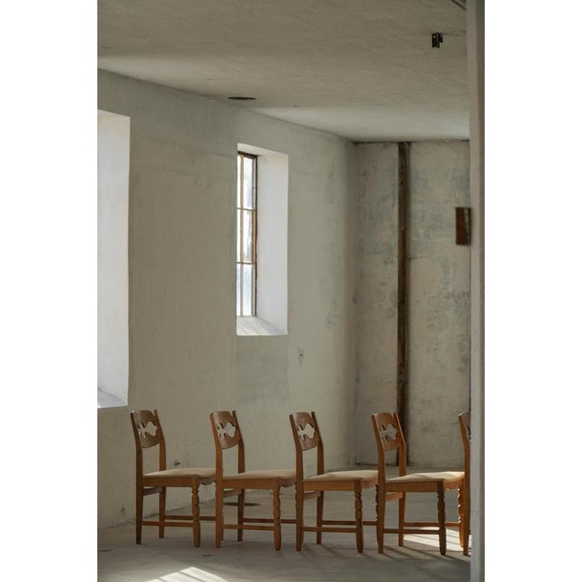 1960s Vintage Razorblade Dining Chairs in Oak and Hessian by Henning Kjærnulf, 1960s, Set of 6 For Sale - Image 5 of 18