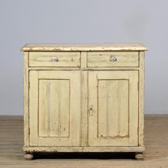 This charming sideboard, dating from around 1910, is a find for lovers of authentic furniture. The cabinet is in original...