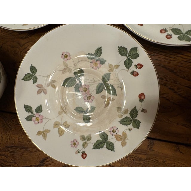 1980s Wedgwood Bone China Wild Strawberry Pattern - 31pcs For Sale - Image 13 of 14