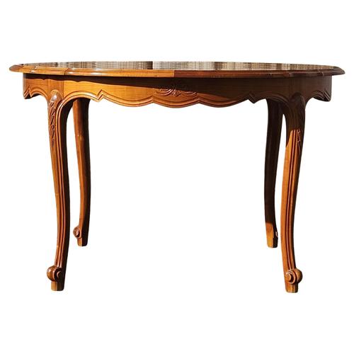 A stunning, high quality French Dining Table from the 80s. Exquisitely tradinional handcrafted - richly decorated Tabletop...