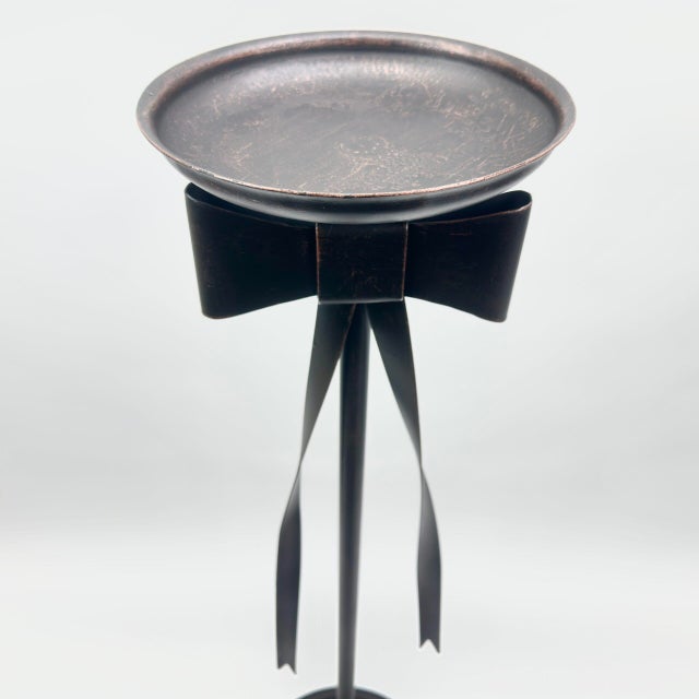 Hand Forged Iron Floor Pedestal 44.5″ (113cm) Artisanal Bronze Finish Bow Tie Ribbon Design Welcome Stand For Sale - Image 11 of 12